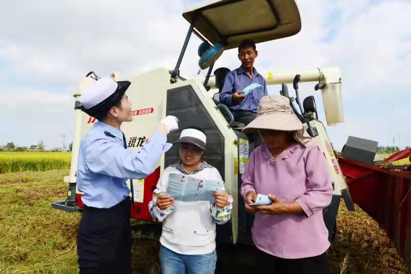 安全宣传深入田边地头.jpg